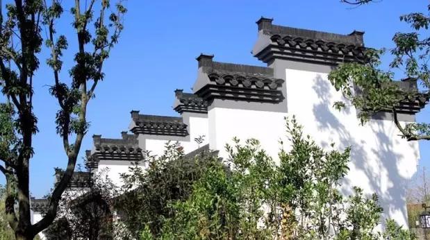 “青磚小瓦馬頭墻，回廊掛落花格窗”—領(lǐng)略馬頭墻的風(fēng)韻